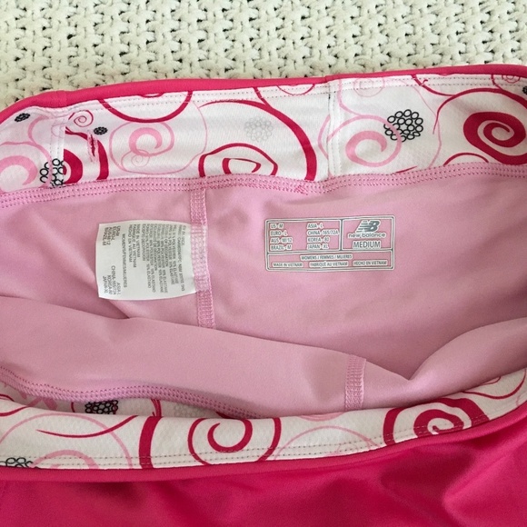 NEW BALANCE CANCER SPORT SKIRT SIZE MEDIUM, PINK WITH BACK POCKET - Picture 2 of 6